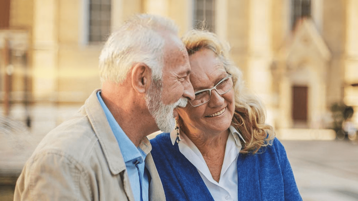 Älteres Paar lächelnd