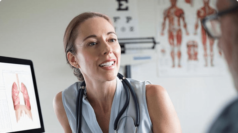 Ärztin im Gespräch mit einem Patienten