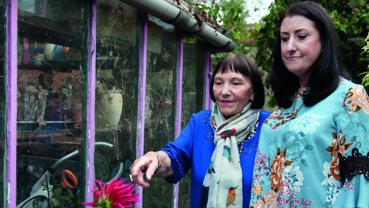 2-frauen-nachdenklich-vor-gewaechshaus