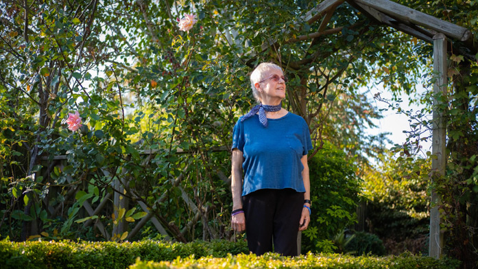 Ältere Dame in der Natur