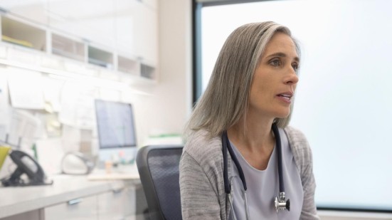 Ärztin bei Diagnosestellung