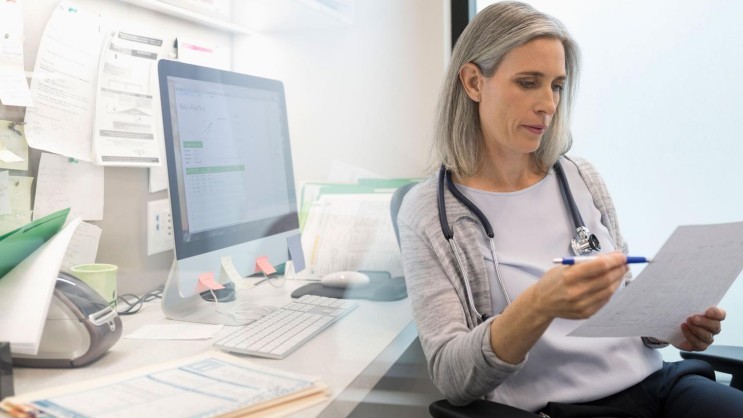 Ärztin beim Überprüfen der Werte