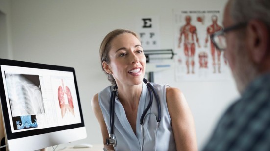 Ärztin im Gespräch mit einem Patienten