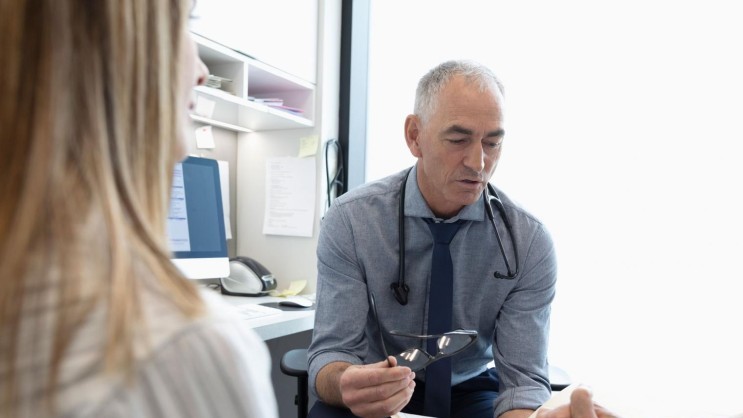 Arzt bespricht mit Patient die Diagnose