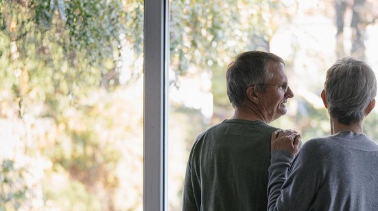 Paar steht am Fenster