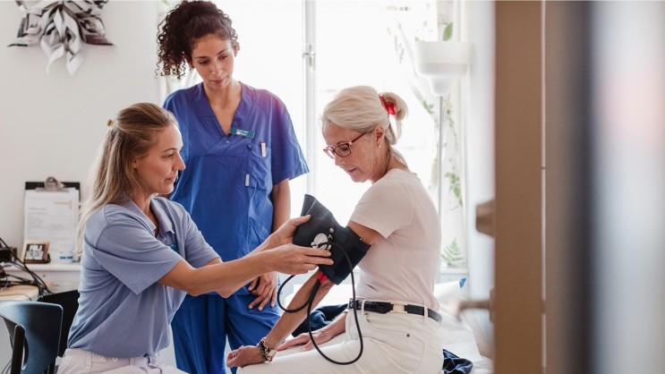 Patientin bei Untersuchung