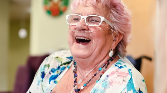 Zufriedene Patientin während der Sauerstofftherapie