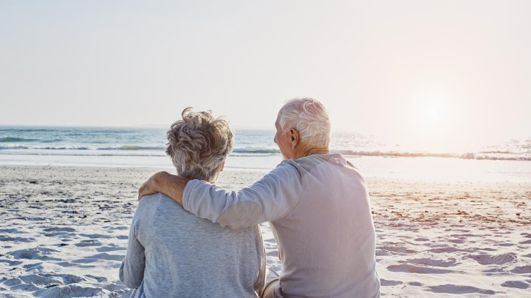 Älteres Paar am Strand