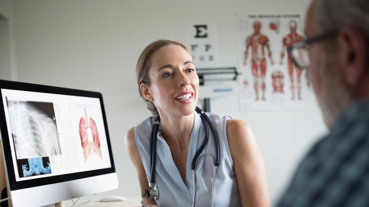Ärztin im Gespräch mit einem Patienten