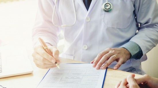 Arzt beim Ausfüllen eines Formulars.jpg