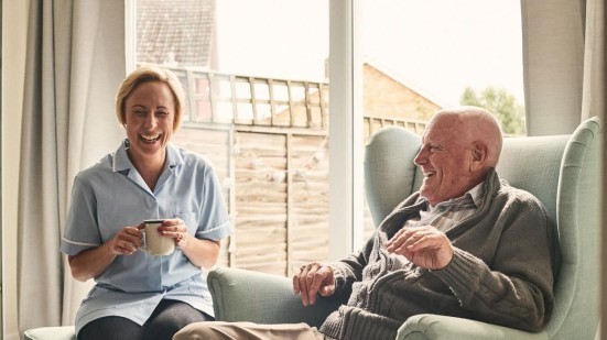 Entspannter Patient mit Pflegeperson