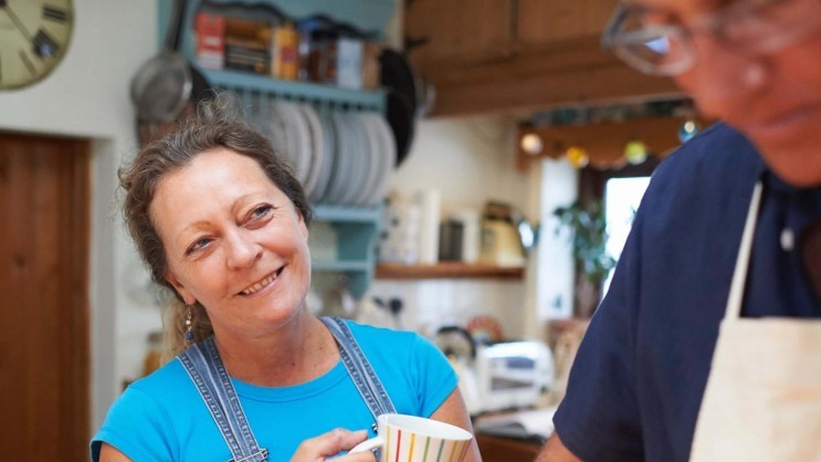 Frau mit Mann in der Küche
