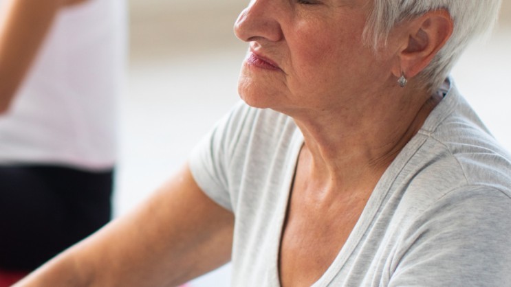 Frauen bei entspannenden Atemübungen