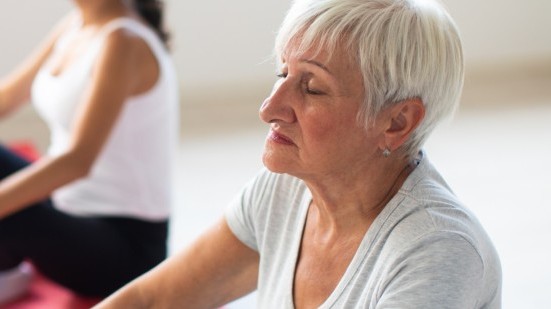 Frauen bei entspannenden Atemübungen