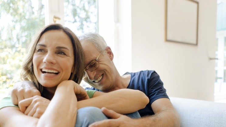 Lachendes Paar auf der Couch
