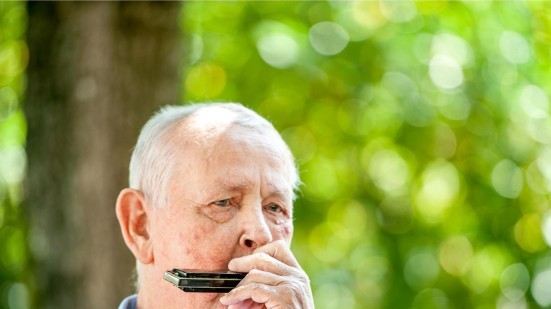 Mann mit Mundharmonika