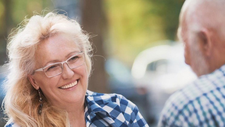 Mann und Frau im Gespräch