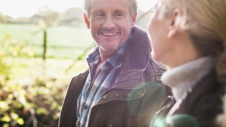 Paar glücklich in der Natur