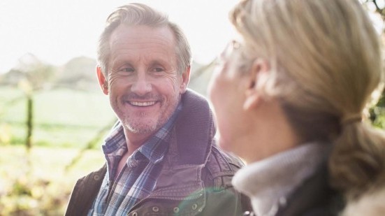 Paar glücklich in der Natur