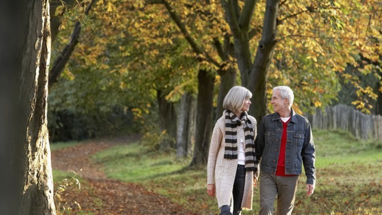 Paar im Herbst beim Spaziergang