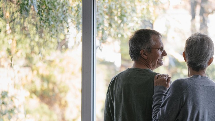Paar steht am Fenster