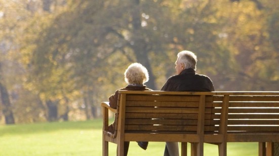Senioren-Paar auf Bank