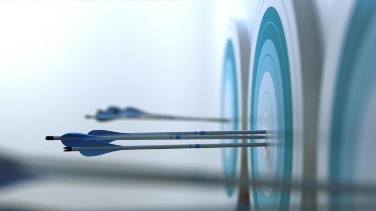 Zielscheiben mit Pfeilen in der Mitte