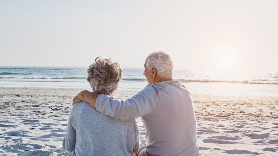 Älteres Paar am Strand