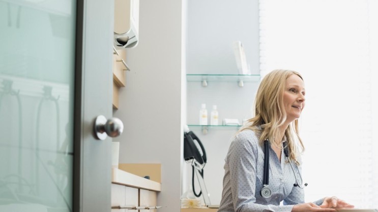 Ärztin in ihrem Arztzimmer