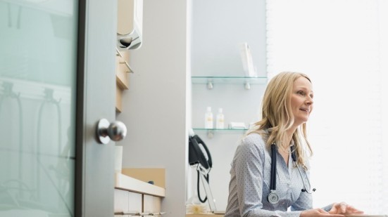 Ärztin in ihrem Arztzimmer