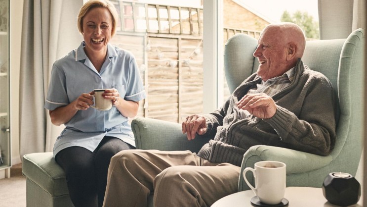 Entspannter Patient mit Pflegeperson