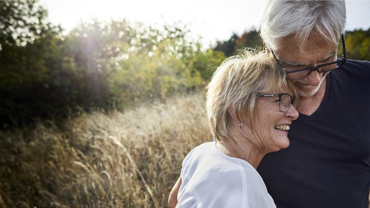 Glückliches Paar auf einem Feld