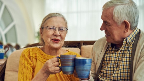 Paar beim Teetrinken