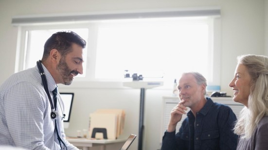 Paar im Arztgespräch in entspannter Atmosphäre
