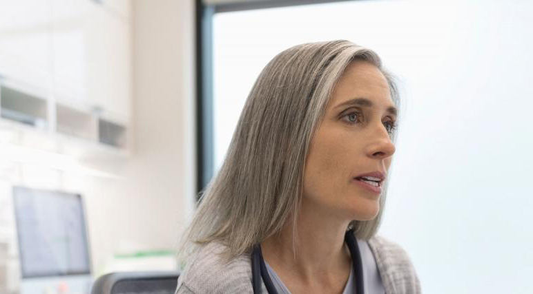 Ärztin bei Diagnosestellung