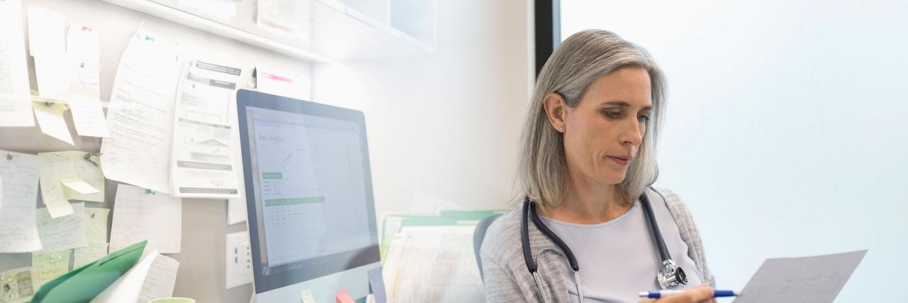 Ärztin beim Überprüfen der Werte