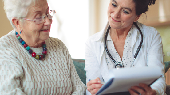 Ärztin im Gespräch mit Patientin