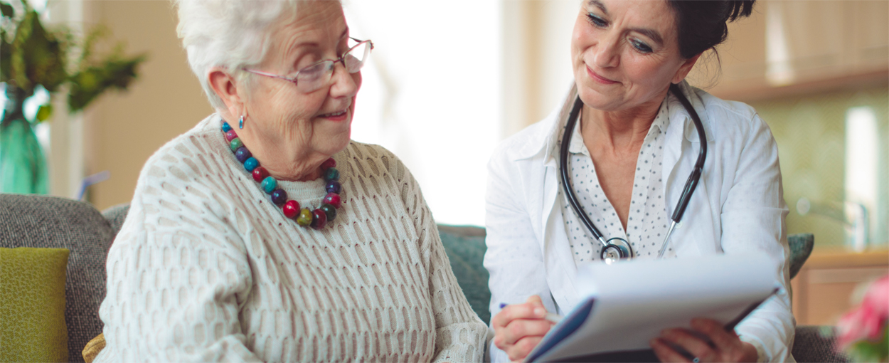 Ärztin im Gespräch mit Patientin