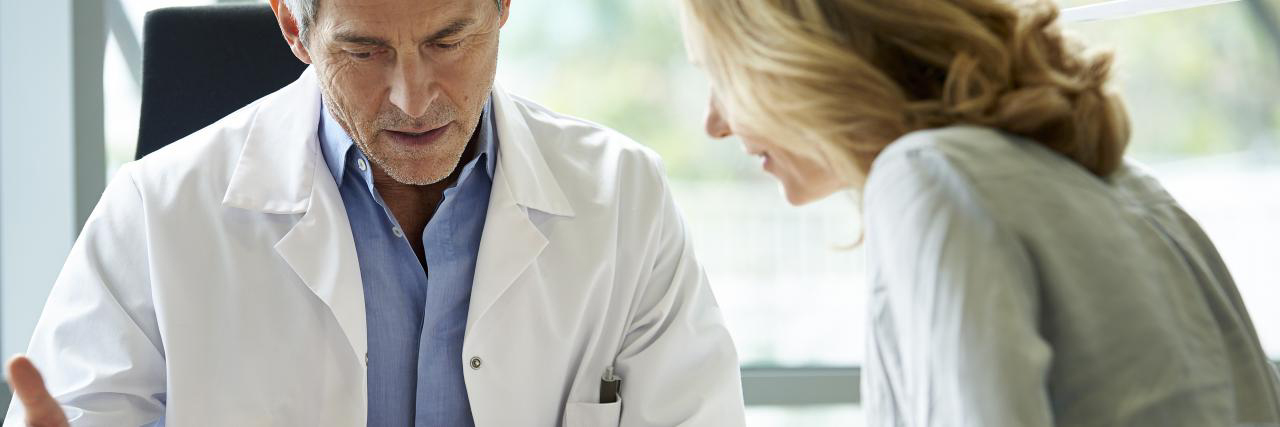 Arzt im Patientengespräch 