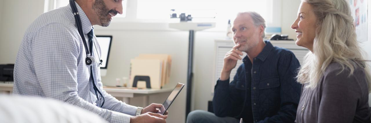 Paar im Arztgespräch in entspannter Atmosphäre