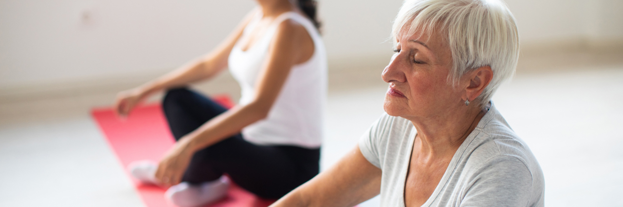 Frauen bei entspannenden Atemübungen