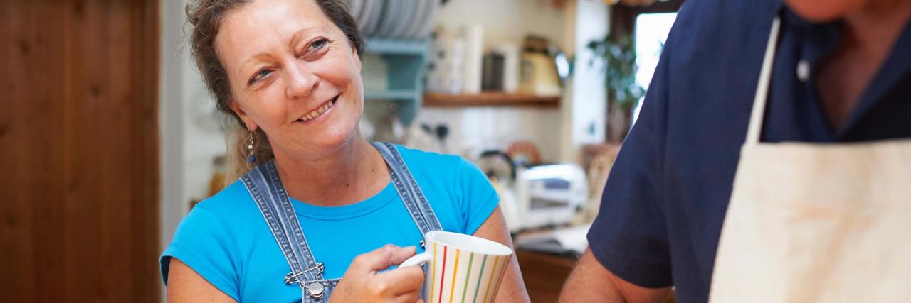 Frau mit Mann in der Küche
