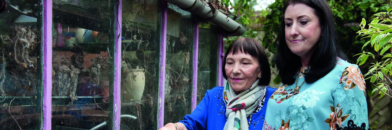 2 Frauen nachdenklich vor Gewächshaus