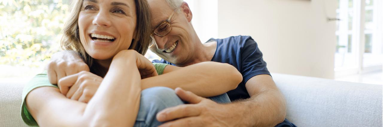 Lachendes Paar auf der Couch