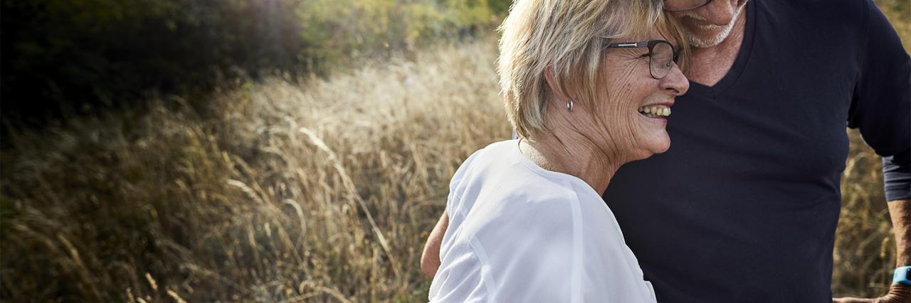 Glückliches Paar auf einem Feld