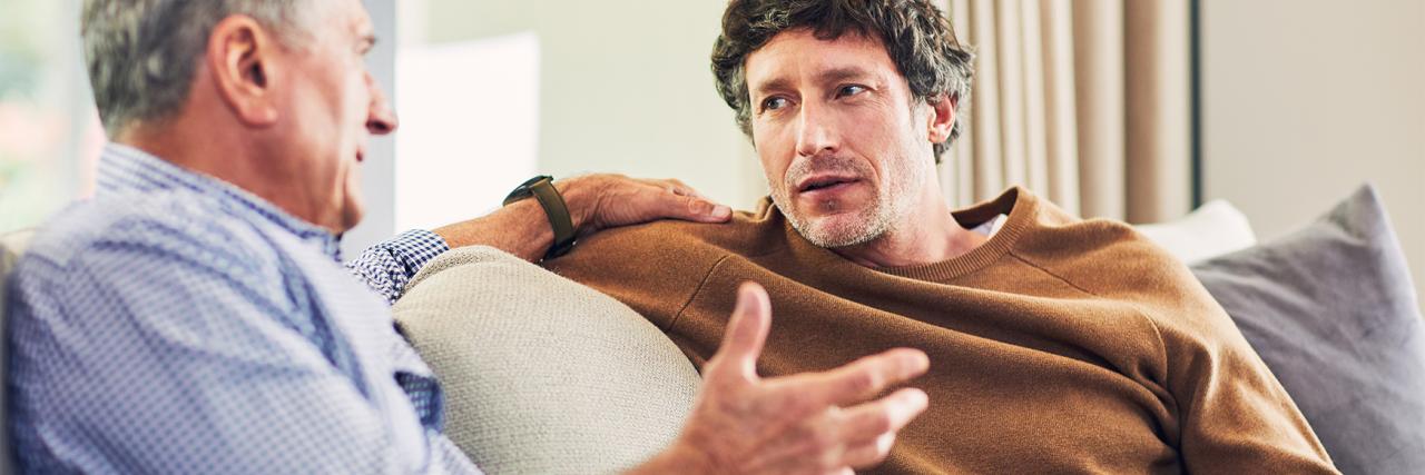 Älterer Mann redet mit jüngerem Mann auf der Couch