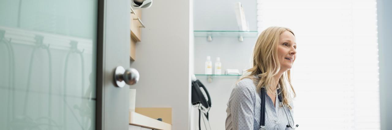 Ärztin in ihrem Arztzimmer