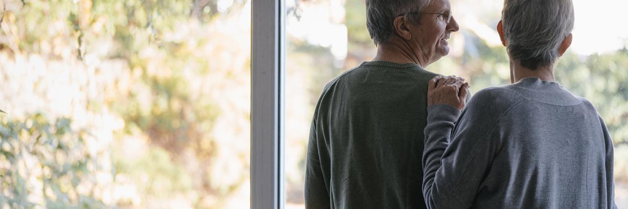 Paar steht am Fenster