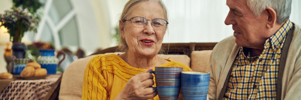 Paar beim Teetrinken