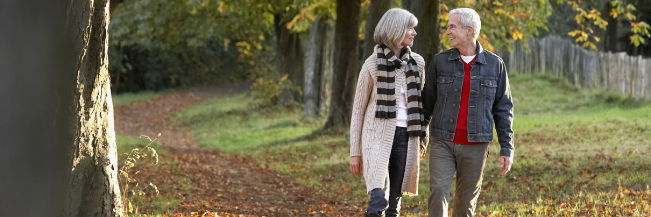 Paar im Herbst beim Spaziergang